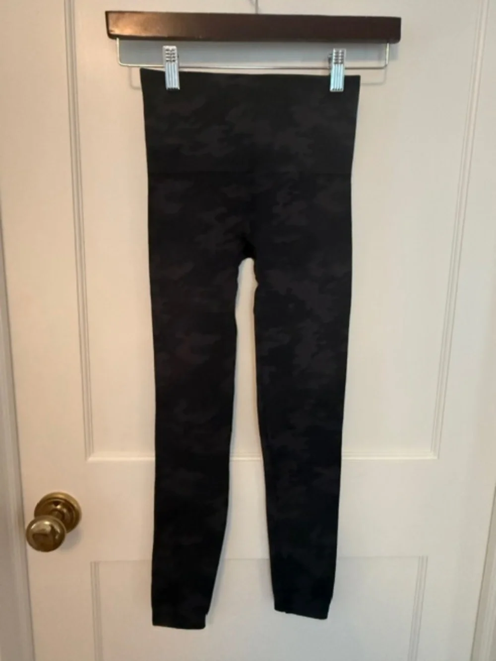 SPANX Look At Me Now Seamless Leggings in Black Camo - Size S